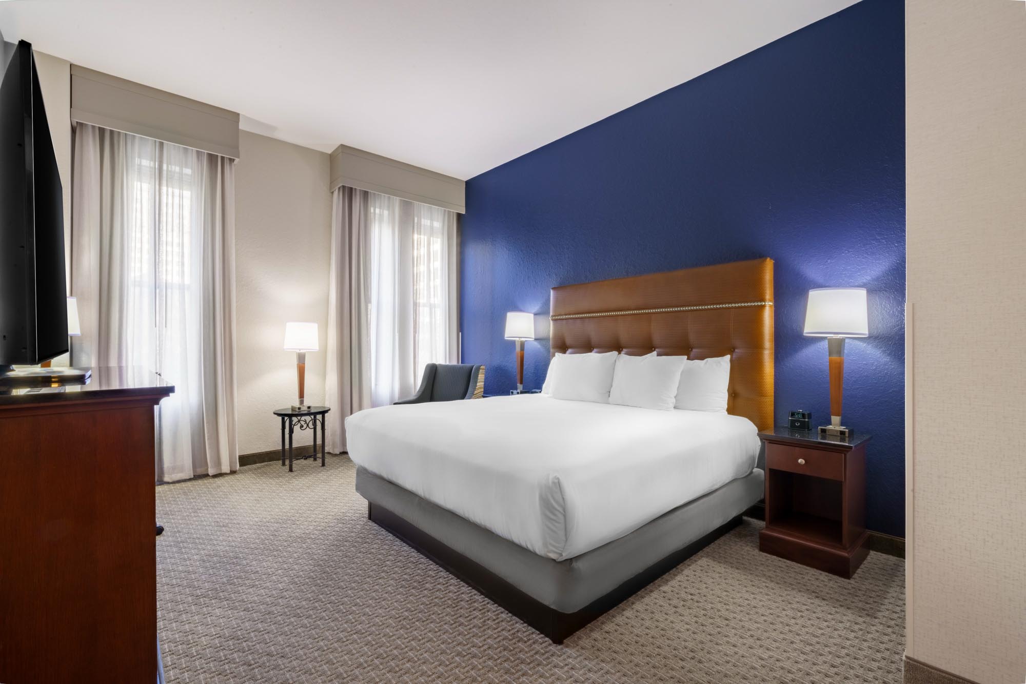 Drury Plaza Hotel New Orleans - 1 King Bed Guest Room