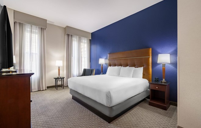 Drury Plaza Hotel New Orleans - 1 King Bed Guest Room