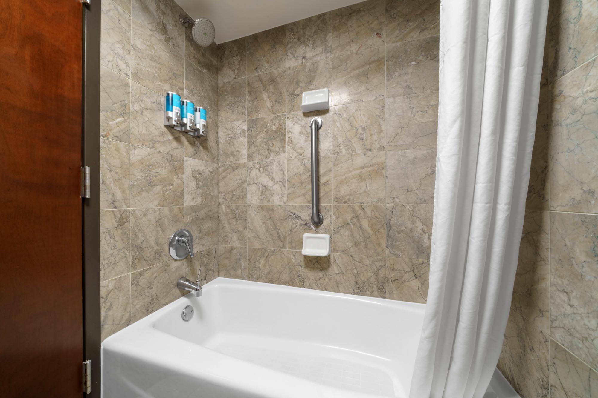 Drury Plaza Hotel New Orleans - Guest Bathroom