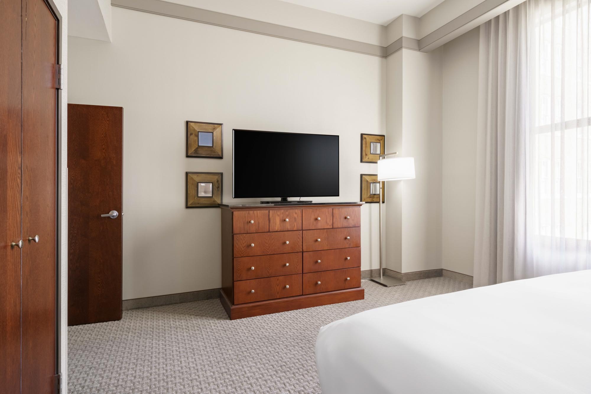 Drury Plaza Hotel New Orleans - 1 King Bed Suite Oversized