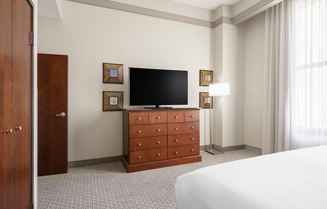 Drury Plaza Hotel New Orleans - 1 King Bed Suite Oversized