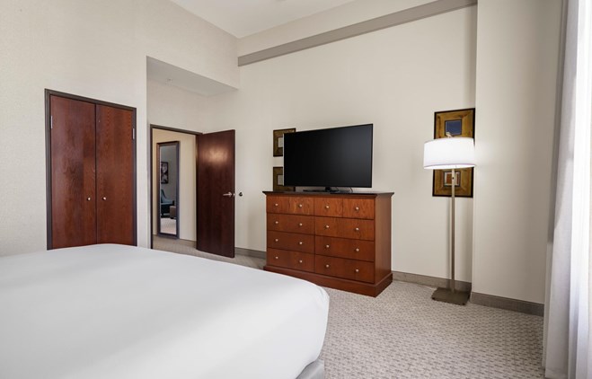 Drury Plaza Hotel New Orleans - 1 King Bed Suite Oversized