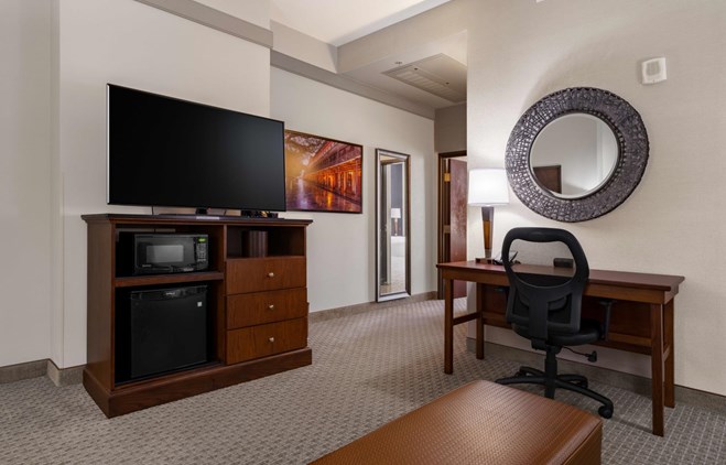 Drury Plaza Hotel New Orleans - 1 King Bed Suite Oversized