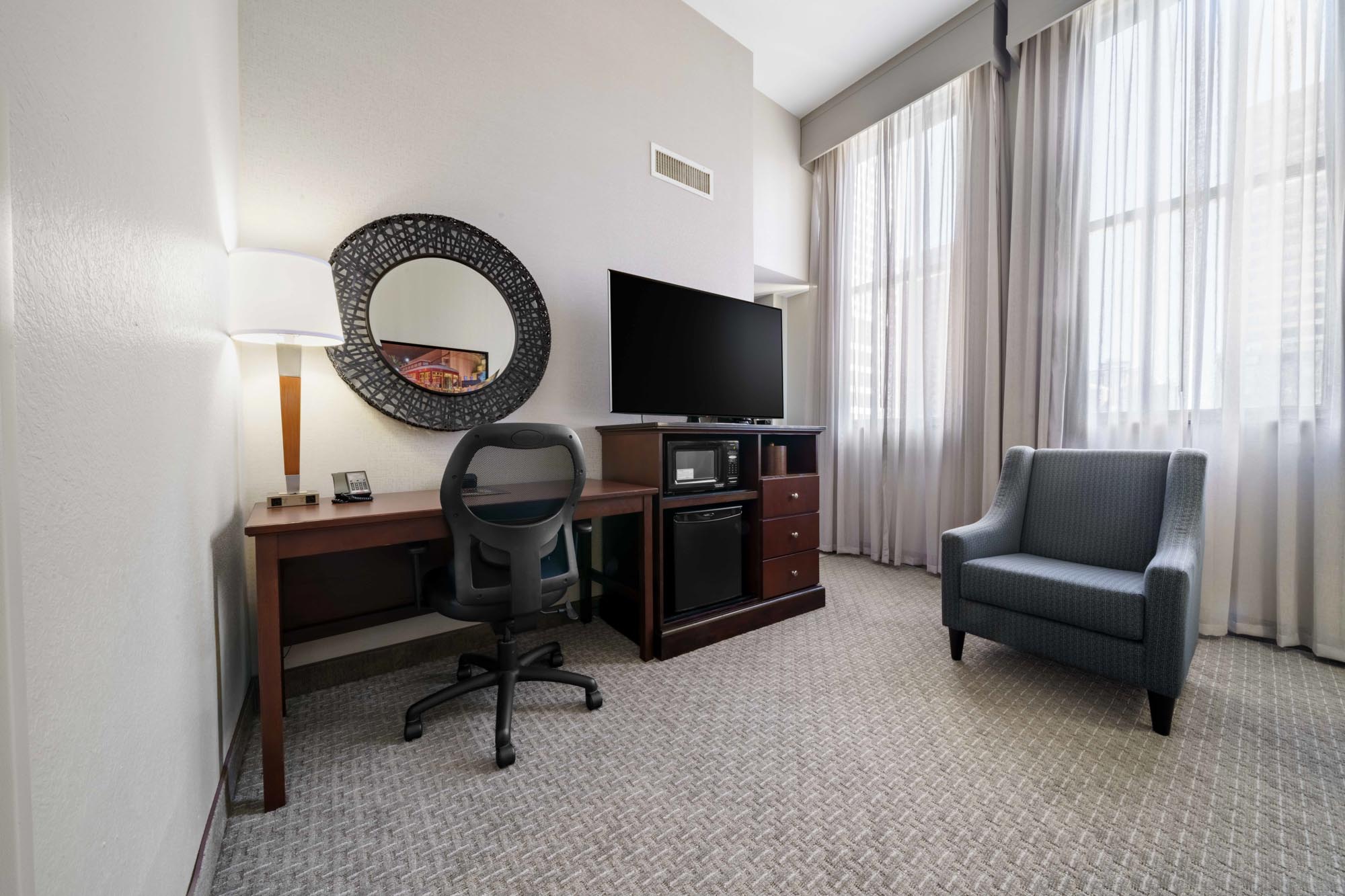 Drury Plaza Hotel New Orleans - 1 King Bed Suite