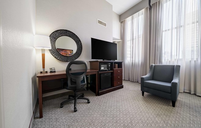 Drury Plaza Hotel New Orleans - 1 King Bed Suite