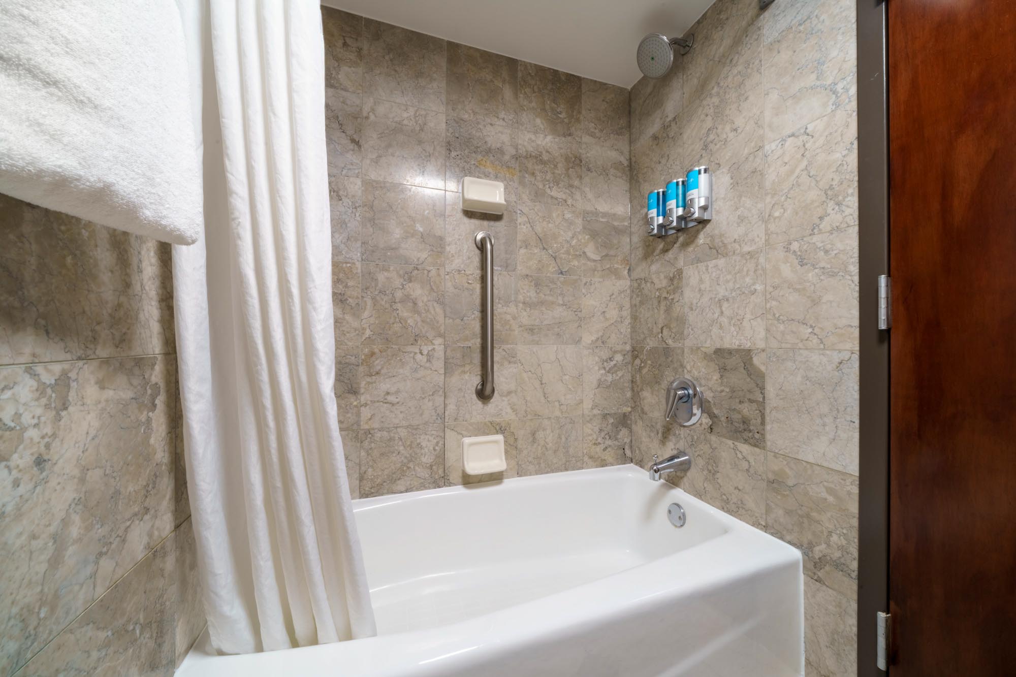 Drury Plaza Hotel New Orleans - Guest Bathroom