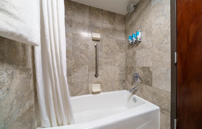 Drury Plaza Hotel New Orleans - Guest Bathroom