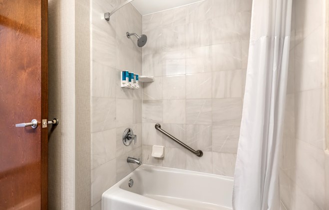 Drury Inn & Suites St. Louis Forest Park - Bath