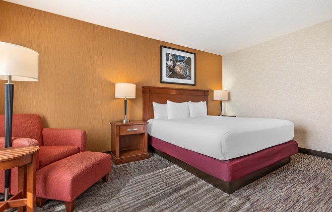 Drury Inn & Suites St. Louis Forest Park - 1 King Bed