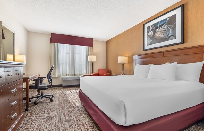 Drury Inn & Suites St. Louis Forest Park - 1 King Bed