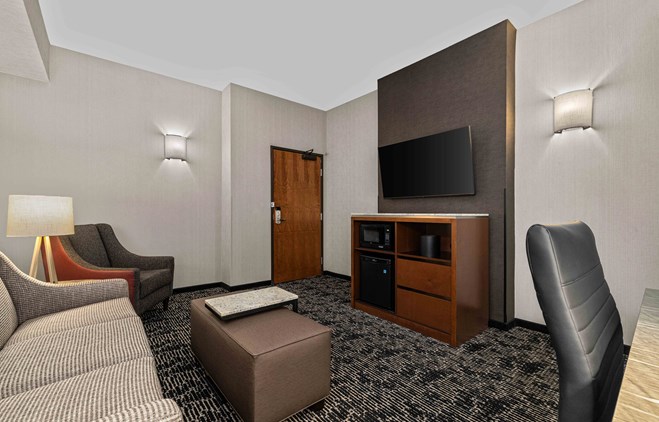 Drury Plaza Hotel Mobile - 2 Queen Beds Suite